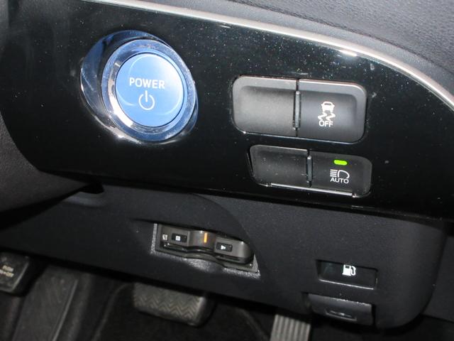 プリウス Ｓ　ナビ　１セグＴＶ　Ｂｌｕｅｔｏｏｔｈ　バックカメラ　ＥＴＣ　ＣＤ　衝突被害軽減システム　クリアランスソナー　レーダークルーズコントロール　ＬＥＤヘッドライト　スマートキー　横滑り防止装置　オートライト（8枚目）