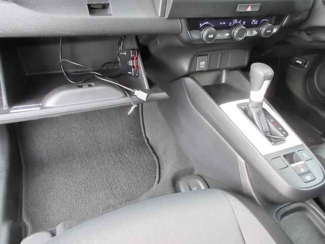 フィット ｅ：ＨＥＶベーシック　４ＷＤ　ＥＴＣ　バックカメラ　クリアランスソナー　ナビ　Ｂｌｕｅｔｏｏｔｈ　ＵＳＢ　レーダークルーズコントロール　衝突被害軽減システム　ＬＥＤヘッドライト　ワイパーデアイサー　ドライブレコーダー（10枚目）