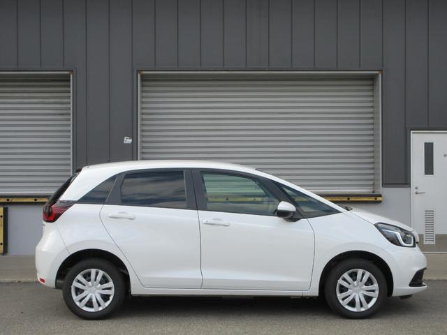 フィット ｅ：ＨＥＶベーシック　４ＷＤ　ＥＴＣ　バックカメラ　クリアランスソナー　ナビ　Ｂｌｕｅｔｏｏｔｈ　ＵＳＢ　レーダークルーズコントロール　衝突被害軽減システム　ＬＥＤヘッドライト　ワイパーデアイサー　ドライブレコーダー（14枚目）