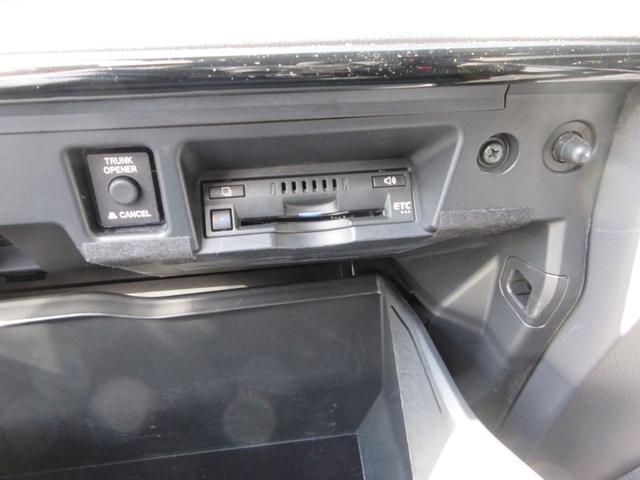 クラウンハイブリッド Ｓ　Ｃパッケージ　Ｆｏｕｒ　衝突被害軽減システム　ＥＴＣ　全方位カメラ　パーキングアシスト　ナビ　フルセグＴＶ　Ｂｌｕｅｔｈｏｏｔ　ＤＶＤ　ＵＳＢ　１００Ｖ電源　パワーシートヒーター　ステアリングヒーター　ＬＥＤヘッドライト（4枚目）