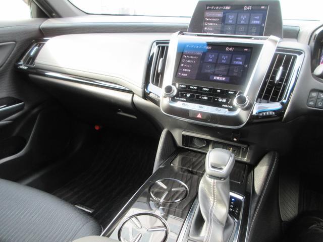 クラウンハイブリッド Ｓ　Ｃパッケージ　Ｆｏｕｒ　衝突被害軽減システム　ＥＴＣ　全方位カメラ　パーキングアシスト　ナビ　フルセグＴＶ　Ｂｌｕｅｔｈｏｏｔ　ＤＶＤ　ＵＳＢ　１００Ｖ電源　パワーシートヒーター　ステアリングヒーター　ＬＥＤヘッドライト（8枚目）