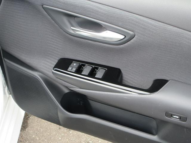 クラウンハイブリッド Ｓ　Ｃパッケージ　Ｆｏｕｒ　衝突被害軽減システム　ＥＴＣ　全方位カメラ　パーキングアシスト　ナビ　フルセグＴＶ　Ｂｌｕｅｔｈｏｏｔ　ＤＶＤ　ＵＳＢ　１００Ｖ電源　パワーシートヒーター　ステアリングヒーター　ＬＥＤヘッドライト（11枚目）