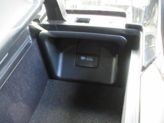 クラウンハイブリッド Ｓ　Ｃパッケージ　Ｆｏｕｒ　衝突被害軽減システム　ＥＴＣ　全方位カメラ　パーキングアシスト　ナビ　フルセグＴＶ　Ｂｌｕｅｔｈｏｏｔ　ＤＶＤ　ＵＳＢ　１００Ｖ電源　パワーシートヒーター　ステアリングヒーター　ＬＥＤヘッドライト（28枚目）