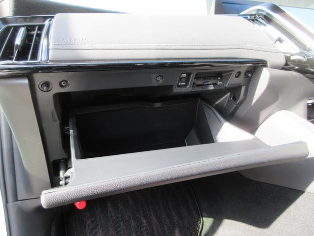 クラウンハイブリッド Ｓ　Ｃパッケージ　Ｆｏｕｒ　衝突被害軽減システム　ＥＴＣ　全方位カメラ　パーキングアシスト　ナビ　フルセグＴＶ　Ｂｌｕｅｔｈｏｏｔ　ＤＶＤ　ＵＳＢ　１００Ｖ電源　パワーシートヒーター　ステアリングヒーター　ＬＥＤヘッドライト（35枚目）