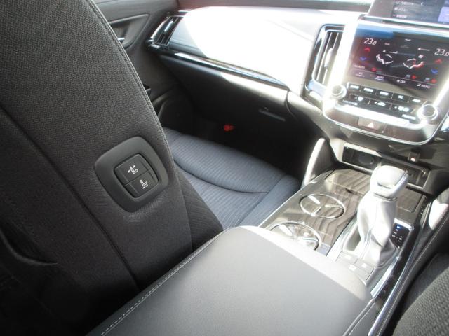 クラウンハイブリッド Ｓ　Ｃパッケージ　Ｆｏｕｒ　衝突被害軽減システム　ＥＴＣ　全方位カメラ　パーキングアシスト　ナビ　フルセグＴＶ　Ｂｌｕｅｔｈｏｏｔ　ＤＶＤ　ＵＳＢ　１００Ｖ電源　パワーシートヒーター　ステアリングヒーター　ＬＥＤヘッドライト（40枚目）