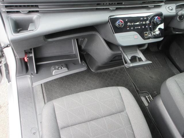 セレナ ＸＶ　４ＷＤ　衝突被害軽減システム　バックカメラ　ナビ　フルセグＴＶ　Ｂｌｕｅｔｏｏｔｈ　ＵＳＢ　プロパイロット　ＥＴＣ　シートヒーター　ハンズフリードア　ＬＥＤヘッドライト　ステアリングヒーター（31枚目）