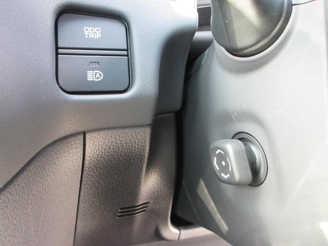 クラウンハイブリッド Ｓ　Ｃパッケージ　Ｆｏｕｒ　衝突被害軽減システム　ＥＴＣ　ナビ　フルセグＴＶ　Ｂｌｕｅｔｈｏｏｔ　ＤＶＤ　ＵＳＢ　１００Ｖ電源　パワーシートヒーター　ステアリングヒーター　ＬＥＤヘッドライト　リモートスタート　ワイパーデアイサー（8枚目）