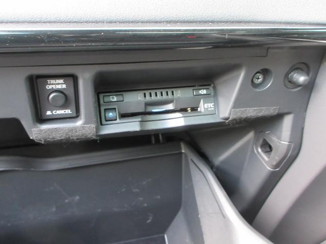 クラウンハイブリッド Ｓ　Ｃパッケージ　Ｆｏｕｒ　衝突被害軽減システム　ＥＴＣ　ナビ　フルセグＴＶ　Ｂｌｕｅｔｈｏｏｔ　ＤＶＤ　ＵＳＢ　１００Ｖ電源　パワーシートヒーター　ステアリングヒーター　ＬＥＤヘッドライト　リモートスタート　ワイパーデアイサー（31枚目）