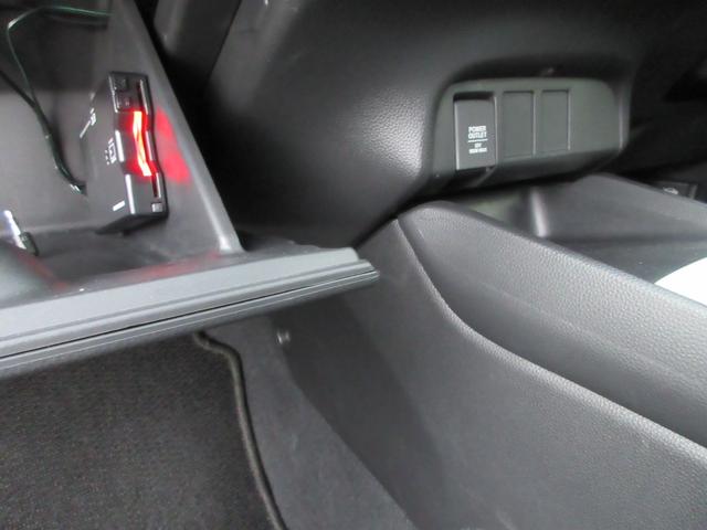 フィット ｅ：ＨＥＶベーシック　４ＷＤ　ＥＴＣ　バックカメラ　クリアランスソナー　ナビ　Ｂｌｕｅｔｏｏｔｈ　ＵＳＢ　レーダークルーズコントロール　衝突被害軽減システム　ＬＥＤヘッドライト　ワイパーデアイサー　ドライブレコーダー（7枚目）