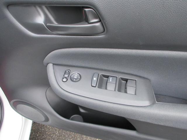 フィット ｅ：ＨＥＶベーシック　４ＷＤ　ＥＴＣ　バックカメラ　クリアランスソナー　ナビ　Ｂｌｕｅｔｏｏｔｈ　ＵＳＢ　レーダークルーズコントロール　衝突被害軽減システム　ＬＥＤヘッドライト　ワイパーデアイサー　ドライブレコーダー（9枚目）