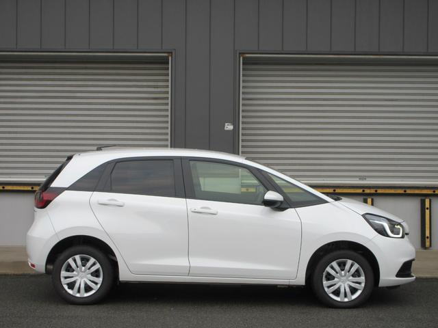 フィット ｅ：ＨＥＶベーシック　４ＷＤ　ＥＴＣ　バックカメラ　クリアランスソナー　ナビ　Ｂｌｕｅｔｏｏｔｈ　ＵＳＢ　レーダークルーズコントロール　衝突被害軽減システム　ＬＥＤヘッドライト　ワイパーデアイサー　ドライブレコーダー（13枚目）