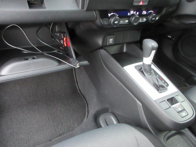 フィット ｅ：ＨＥＶベーシック　４ＷＤ　ＥＴＣ　バックカメラ　クリアランスソナー　ナビ　Ｂｌｕｅｔｏｏｔｈ　ＵＳＢ　レーダークルーズコントロール　衝突被害軽減システム　ＬＥＤヘッドライト　ワイパーデアイサー　ドライブレコーダー（41枚目）