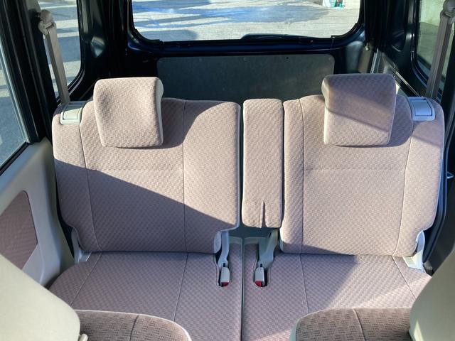 リヤシートは分割式