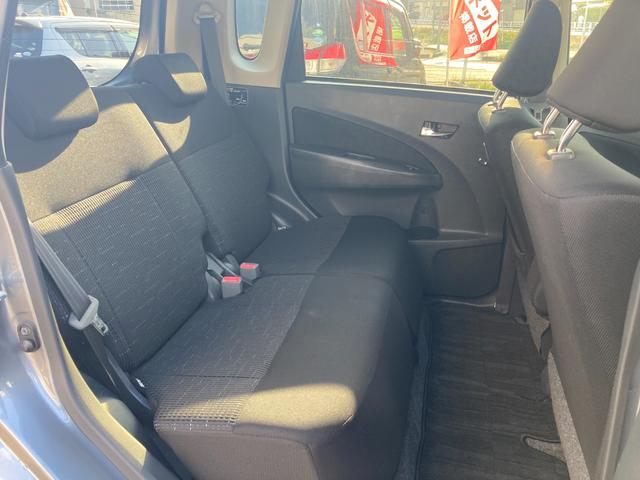 後部座席は大人がゆったり乗れます。