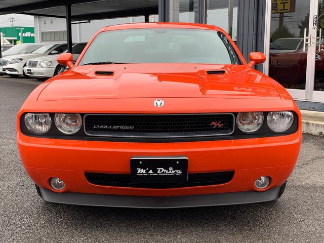 ダッジ・チャレンジャー Ｒ／Ｔ　５．７ＨＥＭＩ／ブルーフレーム新車並行／ＣＡＲＦＡＸ走行証明付／ブラックレザー／パワーシート／シートヒーター／ＥＴＣ／クルーズコントロール／前後ドラレコ付デジタルインナーミラー（3枚目）