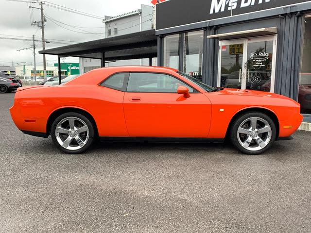 ダッジ・チャレンジャー Ｒ／Ｔ　５．７ＨＥＭＩ／ブルーフレーム新車並行／ＣＡＲＦＡＸ走行証明付／ブラックレザー／パワーシート／シートヒーター／ＥＴＣ／クルーズコントロール／前後ドラレコ付デジタルインナーミラー（6枚目）