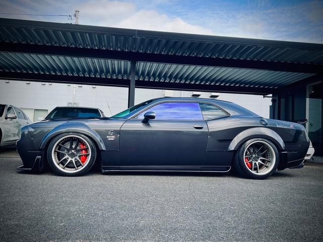 ダッジ・チャレンジャー ＳＲＴ　ヘルキャット　走行証明書付き／ＥＤＧＥＣＯＳＴＯＭＳ．Ｒ－ＬＩＮＥ／ＷＯＲＫ２０インチ／ワンオフ可変バルブ付マフラー／ＡＩＲＦＯＲＣＥエアサス／サンルーフ／アルカンタラコンビレザー／ｂｒｅｎｂｏ／キー３本有り（22枚目）