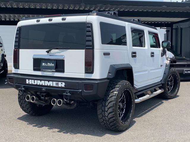 ハマーＨ２ ラグジュアリーパッケージ　新車並行／０８年最終型／社外オーバーフェンダー／ＨＡＲＤＲＯＣＫ２２インチ／ＡＭＰマッドタイヤ／新品ＬＥＤヘッドライト／ワンオフ４本出マフラー／ＬＥＤテール／ナビＴＶ（9枚目）