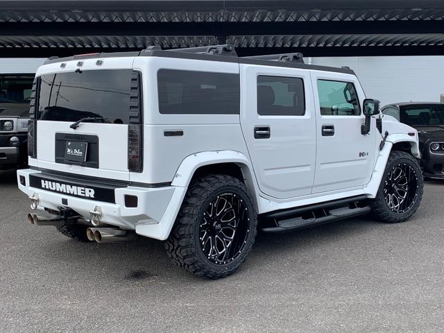 ハマーＨ２ ラグジュアリーパッケージ　新車並行／０８年最終型／社外オーバーフェンダー／新品ＨＡＲＤＲＯＣＫ２２インチ／新品マッドタイヤ／新品ＬＥＤヘッドライト／ワンオフ４本出マフラー／ＬＥＤスモークテール／ナビＴＶ（7枚目）