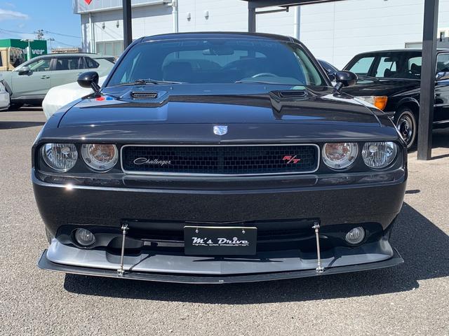 ダッジ・チャレンジャー ＳＥ　新車並行／ＣＡＲＦＡＸ走行証明書付／サンルーフ／黒革パワーシート／社外２０インチ／ＢＯＲＬＡマフラー／フルタップ車高調／ＳＲＴ用フロントリップ／フロントスプリッター／ナビ／バックカメラ／クルコン（4枚目）