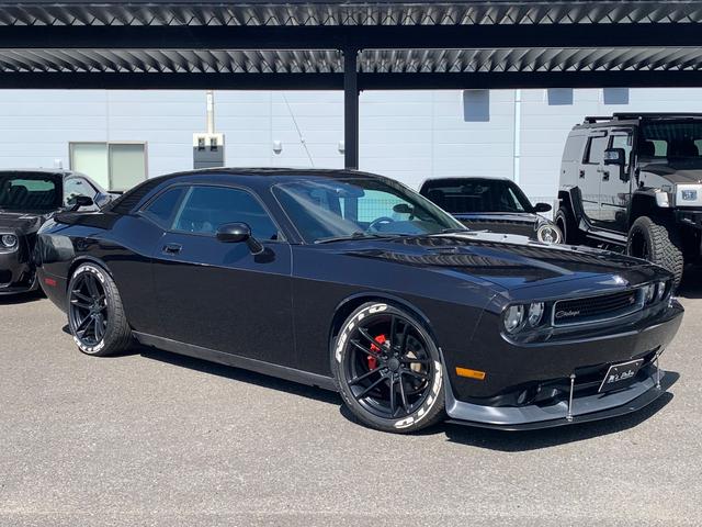 ダッジ・チャレンジャー ＳＥ　新車並行／ＣＡＲＦＡＸ走行証明書付／サンルーフ／黒革パワーシート／社外２０インチ／ＢＯＲＬＡマフラー／フルタップ車高調／ＳＲＴ用フロントリップ／フロントスプリッター／ナビ／バックカメラ／クルコン（6枚目）