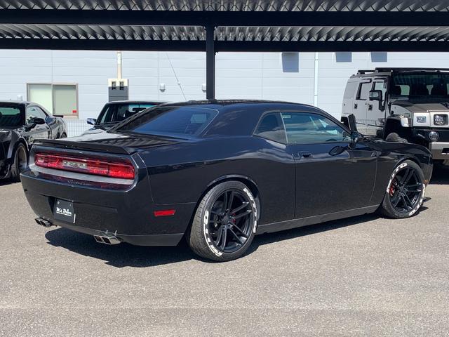 ダッジ・チャレンジャー ＳＥ　新車並行／ＣＡＲＦＡＸ走行証明書付／サンルーフ／黒革パワーシート／社外２０インチ／ＢＯＲＬＡマフラー／フルタップ車高調／ＳＲＴ用フロントリップ／フロントスプリッター／ナビ／バックカメラ／クルコン（7枚目）