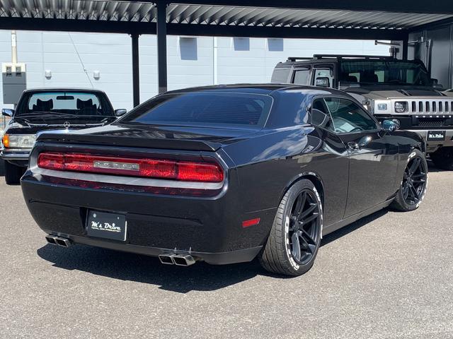 ダッジ・チャレンジャー ＳＥ　新車並行／ＣＡＲＦＡＸ走行証明書付／サンルーフ／黒革パワーシート／社外２０インチ／ＢＯＲＬＡマフラー／フルタップ車高調／ＳＲＴ用フロントリップ／フロントスプリッター／ナビ／バックカメラ／クルコン（8枚目）