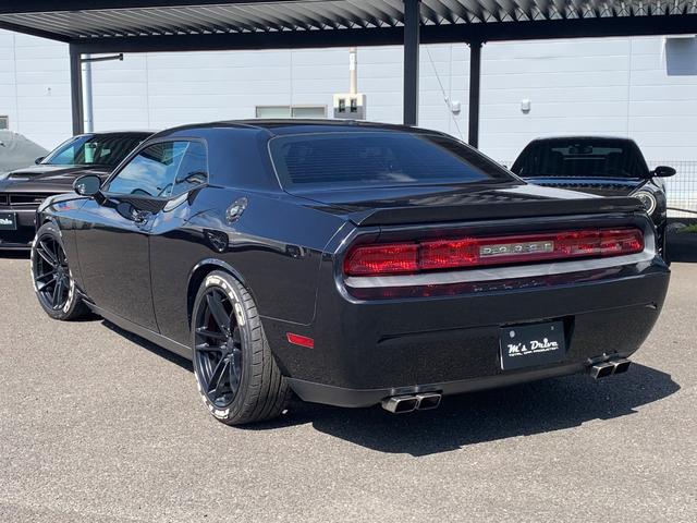 ダッジ・チャレンジャー ＳＥ　新車並行／ＣＡＲＦＡＸ走行証明書付／サンルーフ／黒革パワーシート／社外２０インチ／ＢＯＲＬＡマフラー／フルタップ車高調／ＳＲＴ用フロントリップ／フロントスプリッター／ナビ／バックカメラ／クルコン（10枚目）