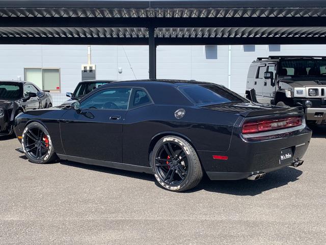 ダッジ・チャレンジャー ＳＥ　新車並行／ＣＡＲＦＡＸ走行証明書付／サンルーフ／黒革パワーシート／社外２０インチ／ＢＯＲＬＡマフラー／フルタップ車高調／ＳＲＴ用フロントリップ／フロントスプリッター／ナビ／バックカメラ／クルコン（11枚目）
