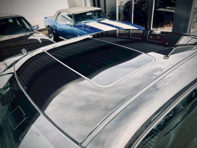 ダッジ・チャレンジャー ＳＥ　新車並行／ＣＡＲＦＡＸ走行証明書付／サンルーフ／黒革パワーシート／社外２０インチ／ＢＯＲＬＡマフラー／フルタップ車高調／ＳＲＴ用フロントリップ／フロントスプリッター／ナビ／バックカメラ／クルコン（17枚目）