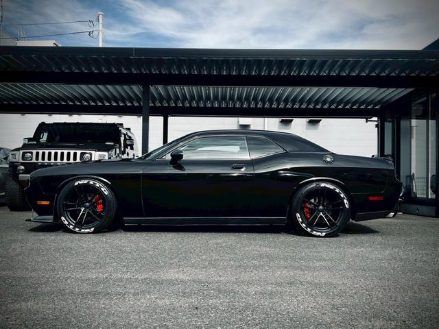 ダッジ・チャレンジャー ＳＥ　新車並行／ＣＡＲＦＡＸ走行証明書付／サンルーフ／黒革パワーシート／社外２０インチ／ＢＯＲＬＡマフラー／フルタップ車高調／ＳＲＴ用フロントリップ／フロントスプリッター／ナビ／バックカメラ／クルコン（18枚目）