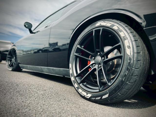 ダッジ・チャレンジャー ＳＥ　新車並行／ＣＡＲＦＡＸ走行証明書付／サンルーフ／黒革パワーシート／社外２０インチ／ＢＯＲＬＡマフラー／フルタップ車高調／ＳＲＴ用フロントリップ／フロントスプリッター／ナビ／バックカメラ／クルコン（19枚目）