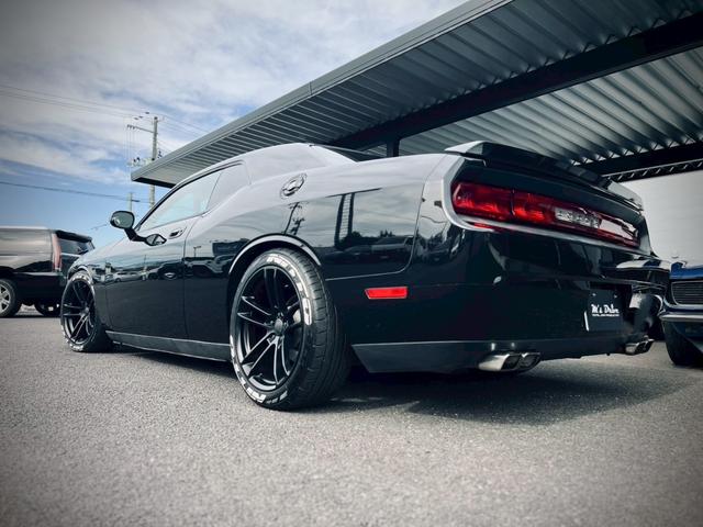 ダッジ・チャレンジャー ＳＥ　新車並行／ＣＡＲＦＡＸ走行証明書付／サンルーフ／黒革パワーシート／社外２０インチ／ＢＯＲＬＡマフラー／フルタップ車高調／ＳＲＴ用フロントリップ／フロントスプリッター／ナビ／バックカメラ／クルコン（20枚目）