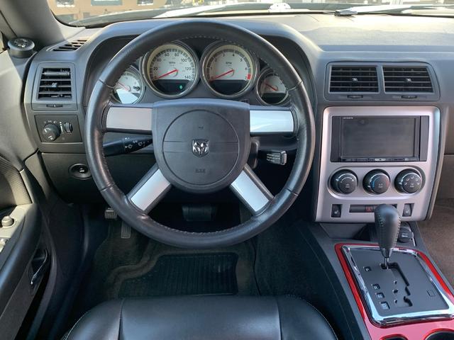 ダッジ・チャレンジャー ＳＥ　新車並行／ＣＡＲＦＡＸ走行証明書付／サンルーフ／黒革パワーシート／社外２０インチ／ＢＯＲＬＡマフラー／フルタップ車高調／ＳＲＴ用フロントリップ／フロントスプリッター／ナビ／バックカメラ／クルコン（24枚目）