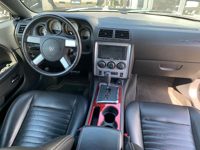 ダッジ・チャレンジャー ＳＥ　新車並行／ＣＡＲＦＡＸ走行証明書付／サンルーフ／黒革パワーシート／社外２０インチ／ＢＯＲＬＡマフラー／フルタップ車高調／ＳＲＴ用フロントリップ／フロントスプリッター／ナビ／バックカメラ／クルコン（25枚目）