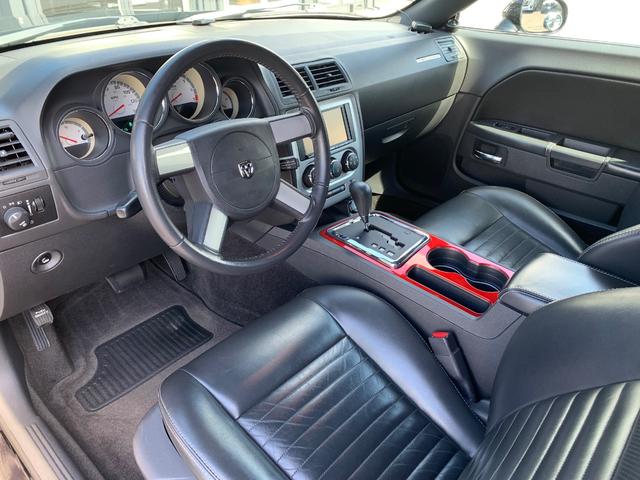 ダッジ・チャレンジャー ＳＥ　新車並行／ＣＡＲＦＡＸ走行証明書付／サンルーフ／黒革パワーシート／社外２０インチ／ＢＯＲＬＡマフラー／フルタップ車高調／ＳＲＴ用フロントリップ／フロントスプリッター／ナビ／バックカメラ／クルコン（26枚目）