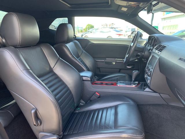 ダッジ・チャレンジャー ＳＥ　新車並行／ＣＡＲＦＡＸ走行証明書付／サンルーフ／黒革パワーシート／社外２０インチ／ＢＯＲＬＡマフラー／フルタップ車高調／ＳＲＴ用フロントリップ／フロントスプリッター／ナビ／バックカメラ／クルコン（30枚目）