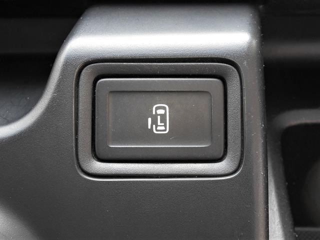 左側パワースライドドアなのでお子様連れの方には特に重宝される機能です♪そしてチャイルドロック機能付きなのでお子様が急にドアを開ける心配もありません♪