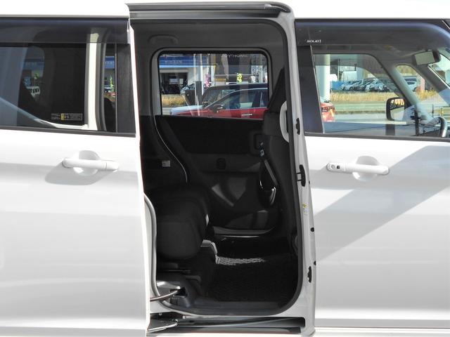 後席シートも足元が広くゆったりとした空間ですので長距離ドライブも快適ですね♪