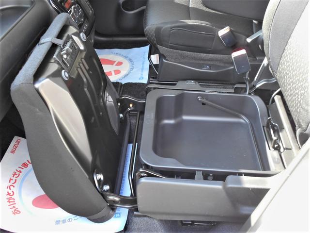 助手席のシート下にも収納スペースがございますのでとっても便利ですね♪