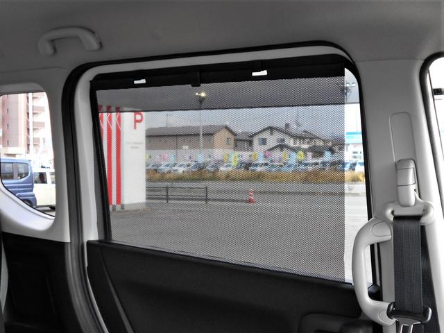 リヤドアには、引き出してガラスを覆うロールサンシェードを内蔵。直射日光を防いで車内を快適に保つほか、お子さまの着替えの際など、プライバシーの保護にも役立ちます。