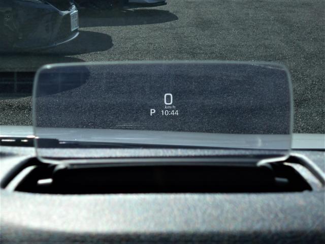 運転に必要な情報を映し出す、投影式のヘッドアップディスプレイ！視線移動や焦点の調節を減らし安全運転に貢献します♪