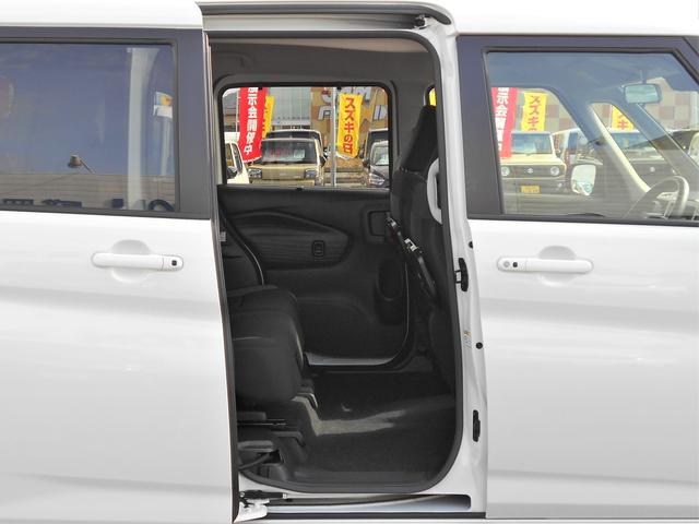 後席シートも足元が広くゆったりとした空間ですので長距離ドライブも快適ですね♪