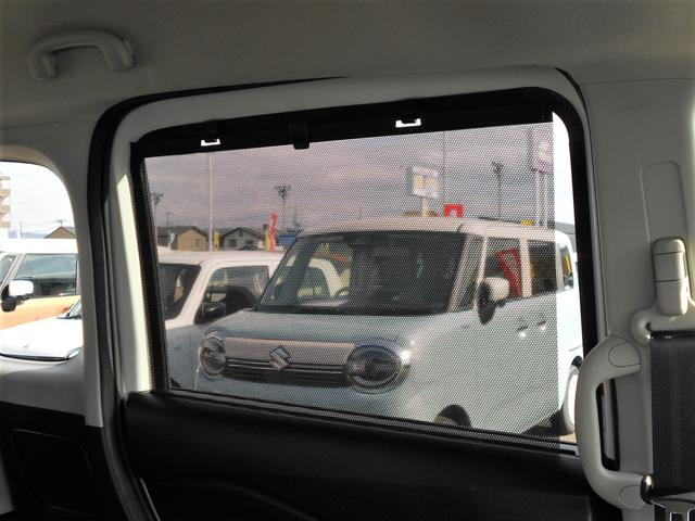 リヤドアには、引き出してガラスを覆うロールサンシェードを内蔵。直射日光を防いで車内を快適に保つほか、お子さまの着替えの際など、プライバシーの保護にも役立ちます。