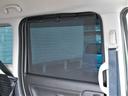 リヤドアには、引き出してガラスを覆うロールサンシェードを内蔵。直射日光を防いで車内を快適に保つほか、お子さまの着替えの際など、プライバシーの保護にも役立ちます。
