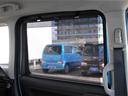 リヤドアには、引き出してガラスを覆うロールサンシェードを内蔵。直射日光を防いで車内を快適に保つほか、お子さまの着替えの際など、プライバシーの保護にも役立ちます。