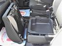 助手席のシート下にも収納スペースがございますのでとっても便利ですね♪