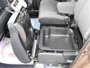 助手席のシート下にも収納スペースがございますのでとっても便利ですね♪