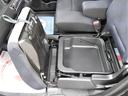 助手席のシート下にも収納スペースがございますのでとっても便利ですね♪