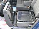 助手席のシート下にも収納スペースがございますのでとっても便利ですね♪
